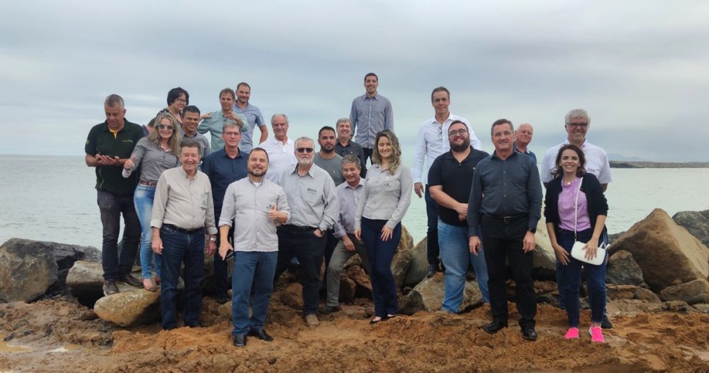 Logística: empresários do setor de rochas visitam obras do quebra-mar do Porto da Imetame