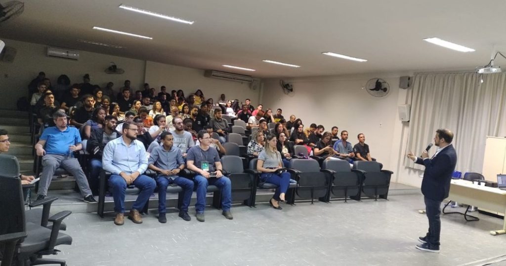 Perspectivas do setor de rochas são apresentadas para alunos do Ifes