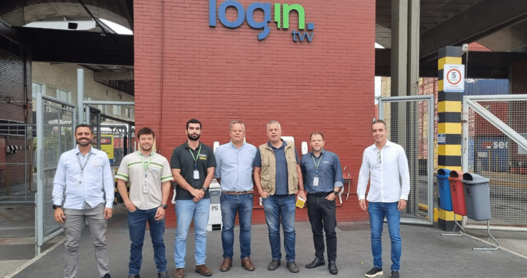 During a visit to Login, Centrorochas discusses logistical challenges of exporting stones