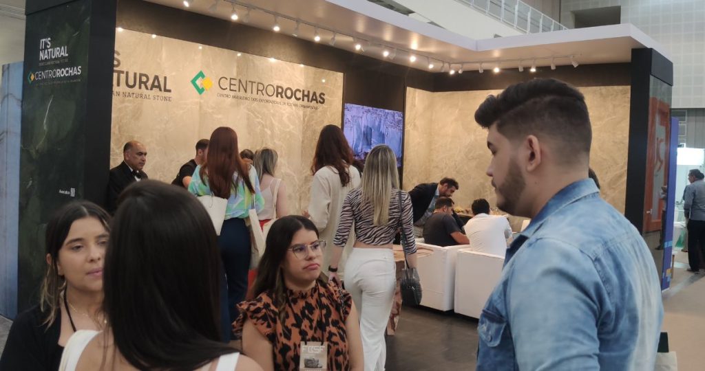 Estande em estilo contemporâneo marca estreia do It’s Natural e do Centrorochas na Fortaleza Stone Fair