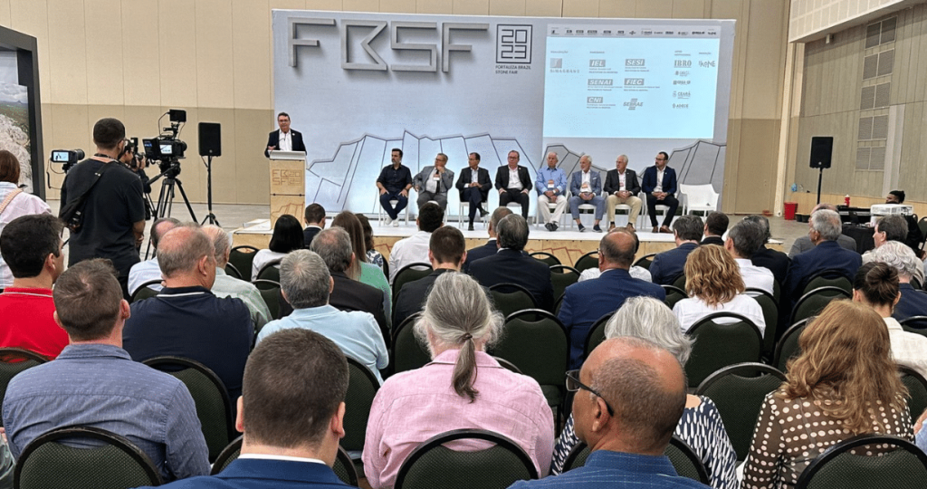 Centrorochas participa de fórum “Pensando o setor de rochas em 2026”, durante a Fortaleza Brazil Stone Fair