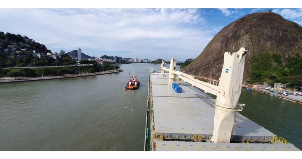 Porto de Vitória inicia testes com navios maiores, manobra embarcação com granito e bate recorde de 5 anos