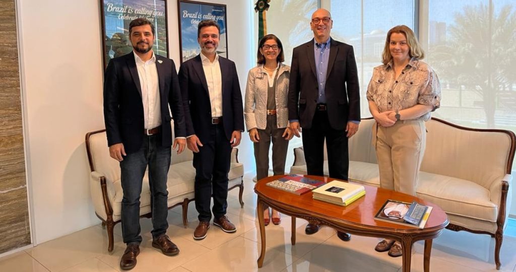 Centrorochas visita embaixada brasileira em Abu Dhabi