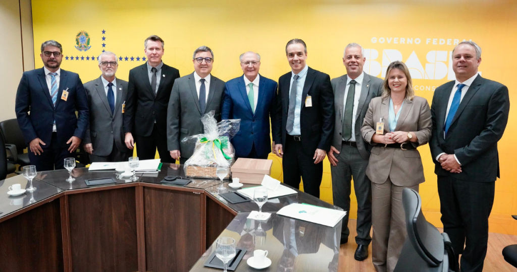 Setor de rochas naturais leva pautas estratégicas ao vice-presidente da República em agenda oficial em Brasília