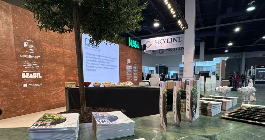 Brasil apresenta inovação sustentável na KBIS 2025 com bancada de quartzito feita de resíduos de pedra