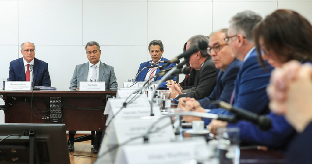 Governo e indústria reagem à tarifa dos EUA e Centrorochas participa das articulações