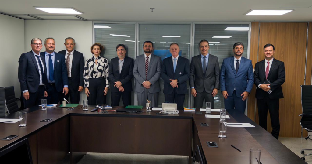 AGU and Centrorochas Advance Dialogue on Legal Certainty and Mining