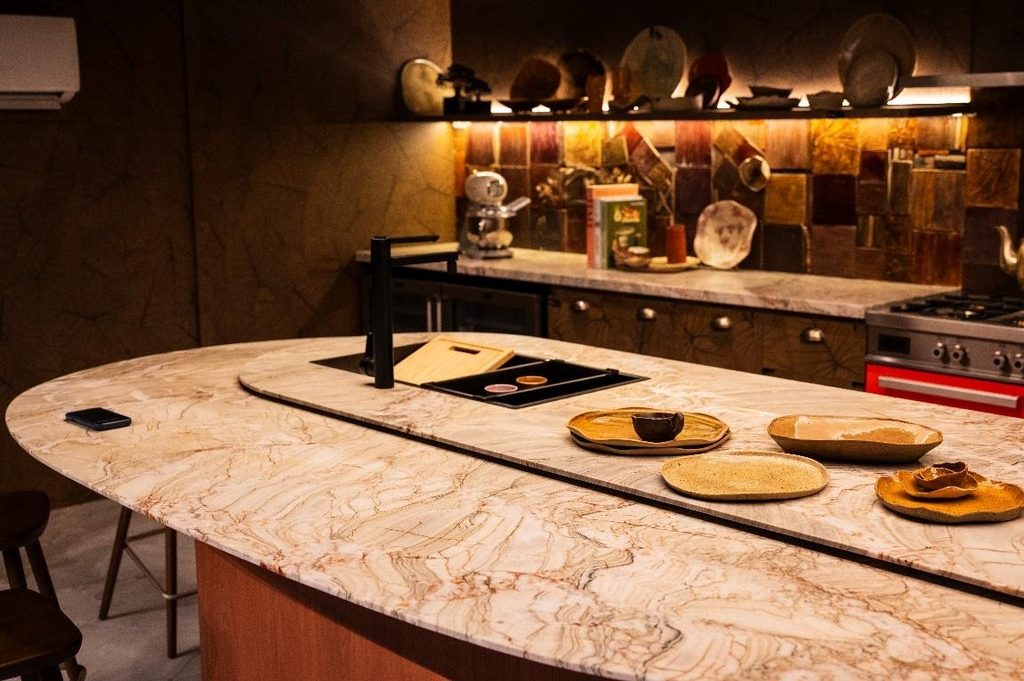 Rocha natural na cozinha: tendências da CASACOR ES 2026 para arquitetos e designers